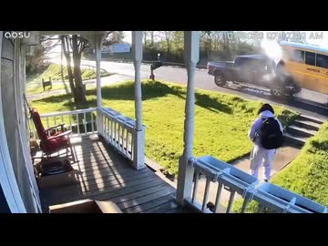 ホモと見るスクールバスに追突する黒塗りの高級車