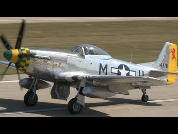 P51-Dが滑走して飛び立っていく