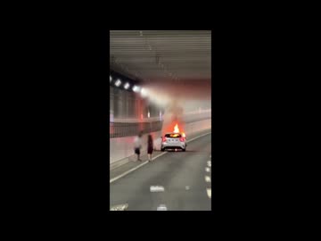 都市高速の福大トンネルで車２台衝突