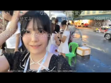 【贅肉ちゃんの旅ログ】タイの花市場の露店で、蓮のつぼみが付いた髪飾りをつけてもらう