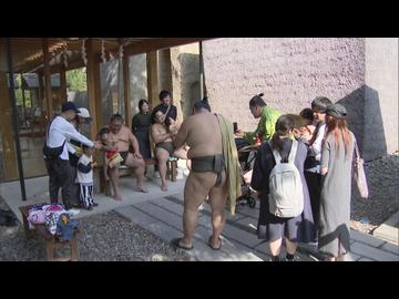 健やかな成長を願ってまわし姿の赤ちゃんを力士が抱っこする行事　泣く赤ちゃんも　