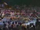 プロレスリングにパイプ椅子を投げられ埋められた２人の男