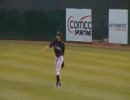 練習中、背面キャッチでファンサービスするイチロー