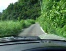 狭い道を走ってきた