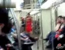 【家でやろう】地下鉄内で女性が大胆にＭ字開脚