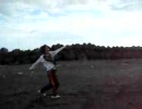 砂浜で友達に竹と石だけで野球をやってもらった